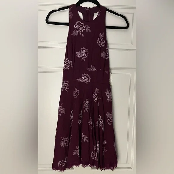 🌺 NWT Altar'd State Sz XS Wine Colored Backless Dress w/ a White Floral Design - Picture 2 of 6
